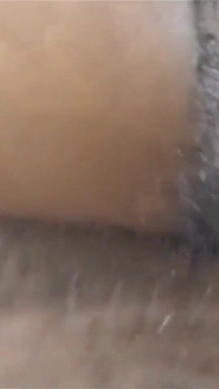 那个香蕉女孩让我在我继叔房间里操她那湿透的阴户