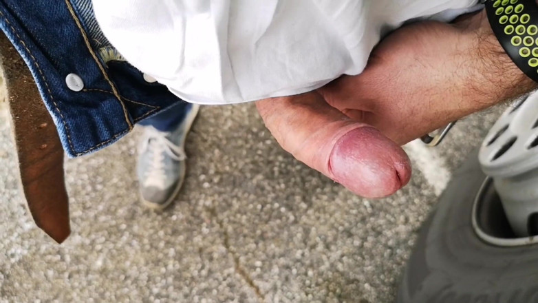Cicci77: Cicci77 pisst auf einem parkplatz