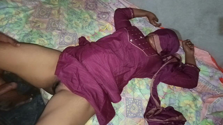 Kavita69: Bu çarpıcı kızıl saçlı orta yaşlı seksi kadında mükemmel göğüsler
