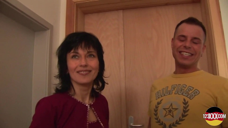 123XXX - 100% Amateurs: Po krátkém chatu, sexy brunetka vysvětluje, kdo jezdí na ptákovi...