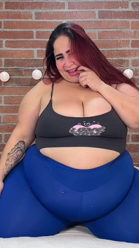 Grande gordinha agarra suas curvas e corpo - provocação grossa nos joelhos em roupas