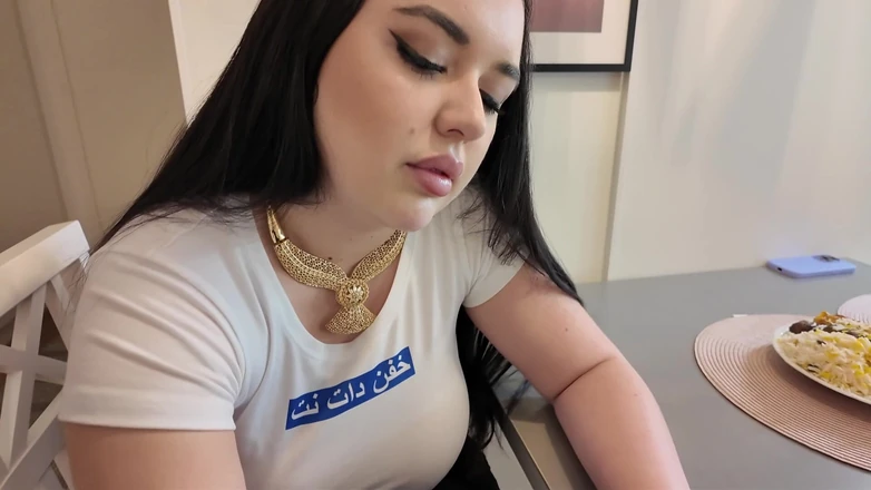 Amateur Homemade Porn: कबाब लंच के बाद फारसी बड़ी गांड वाली कामुक सौतेली बहन को चोदना