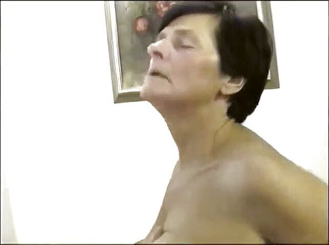 Mature Babes: 老老熟女的射精