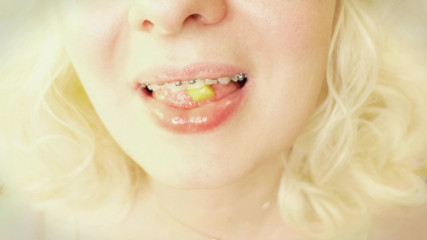 Arya Grander: ASMR zblízka mukbang video fetiš úst