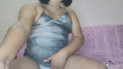 Indiansissychubby: Pacar baruku pengen banget nyepong kontolku di ruangan ini