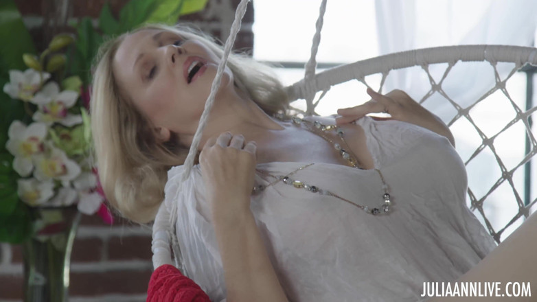 Julia Ann: Julia ann sving cheyar phingar tizar