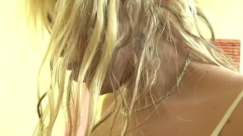 Transsexuell and gay club: Azgın travestiler, iyi bir anal sikiş için soyunuyor derlemesi