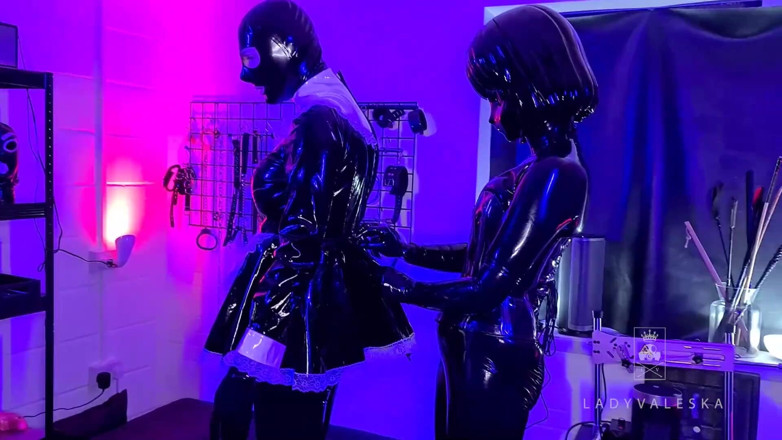 Lady Valeska: Transformată într-o servitoare kigurumi în latex