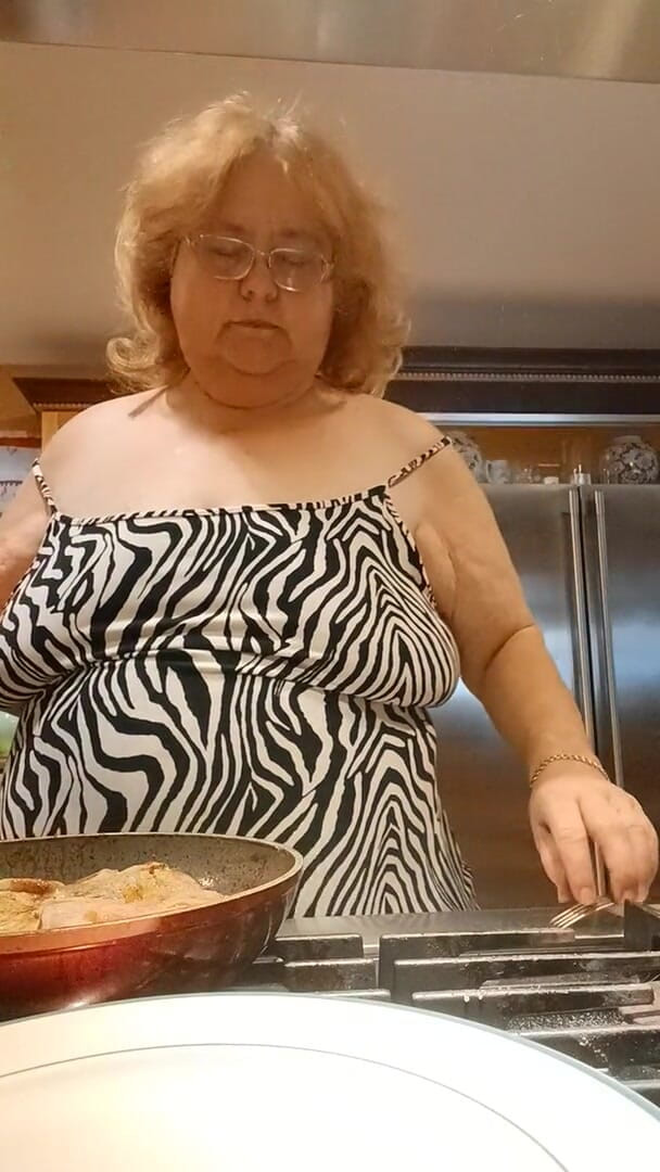 BBW nurse Vicki adventures with friends: Gătit cotlet de porc pentru cină și expunere în timp ce gătesc