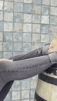 나무 통에 핥는 가면을 쓴 Valeria Bare Sole