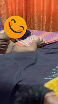 私は大きな授乳中のおっぱいを持つ熟女とセックスしてプレイします