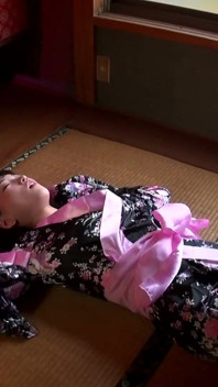 Ameri Hoshi si impone lo sputo. Ena Yuzuriha sprofonda in capezzoli duri e ascelle bagnate di sputo. Parte 1