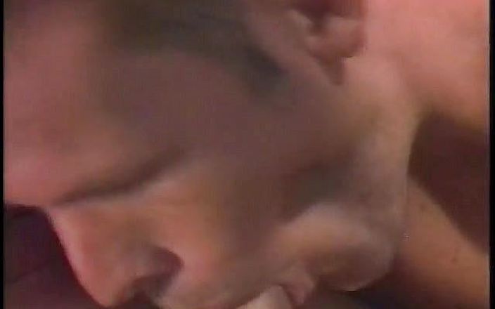 Gays Case: Un mec musclé excité baise un étalon après s&amp;#039;être fait sucer...