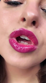 Weak for My Plump Lips - Seductive Lipstick Goddess Sydney Screams Drives Your Lipstick Gooning Even Further as You Become More