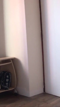 Awek seksi dalam pakaian seragam kolej memuja kongkek pantat dengan jirannya yang jahat