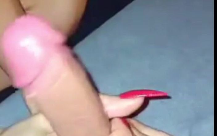 Micky10: Ma femme montre ses nouveaux ongles rouges longs enveloppés autour...