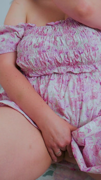 Una MILF arrapata si masturba in abito senza biancheria intima.