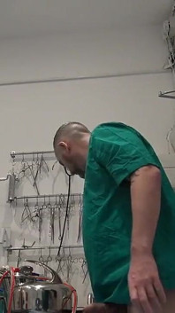 Doktor tě ponižuje pro tvého malého ptáka a šuká tě sph POV