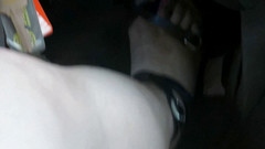 BBW nurse Vicki adventures with friends: Zblízka mé nohy s sandálem, zatímco tlačím na plyn a...