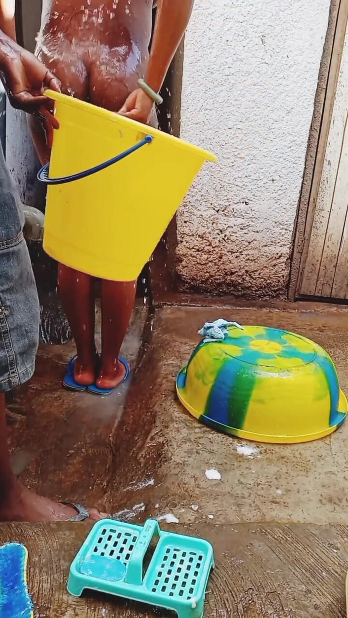 Me and my new slut: Draußen, meine schwangere freundin baden in schmutziger umgebung