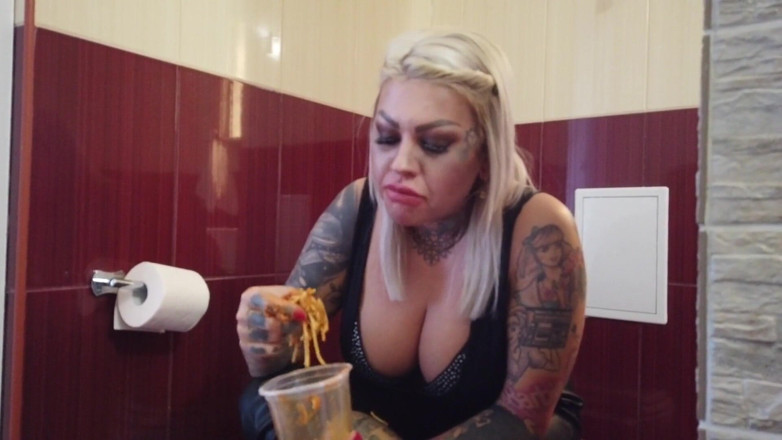 Fetish videos by Alex: Blonde tätowierte MILF isst Spaghetti auf der toilette