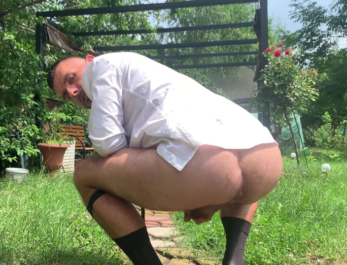 Werther1: Heren pissen buitenshuis en laten zijn kont zien