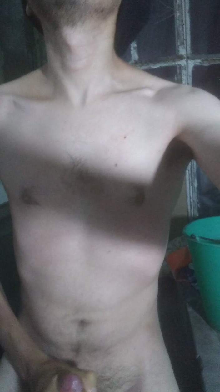 AlejandroFt: Ich masturbiere in der Waschküche.