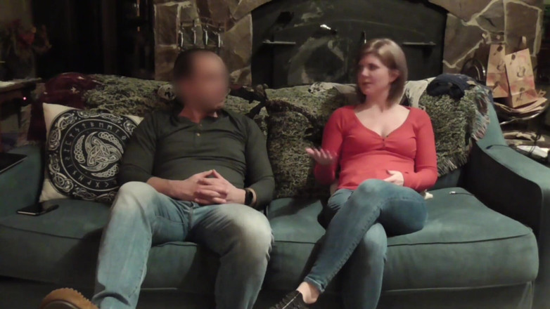 Housewife Ginger: Aynı anda iki yarak emmeyi hayal ediyor