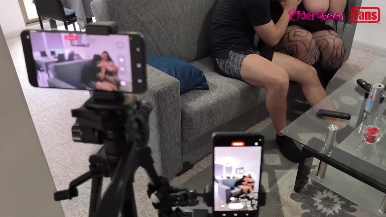 Riderqueen: Nevlastní matka šuká s mladým nevlastním synem v obývacím pokoji - Video...