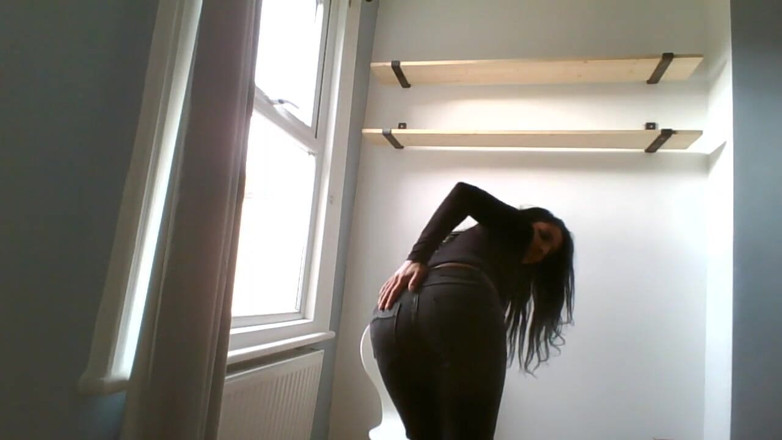 BabeXX69XX Asian MILF: Verehre mich in engen glänzenden schwarzen jeans