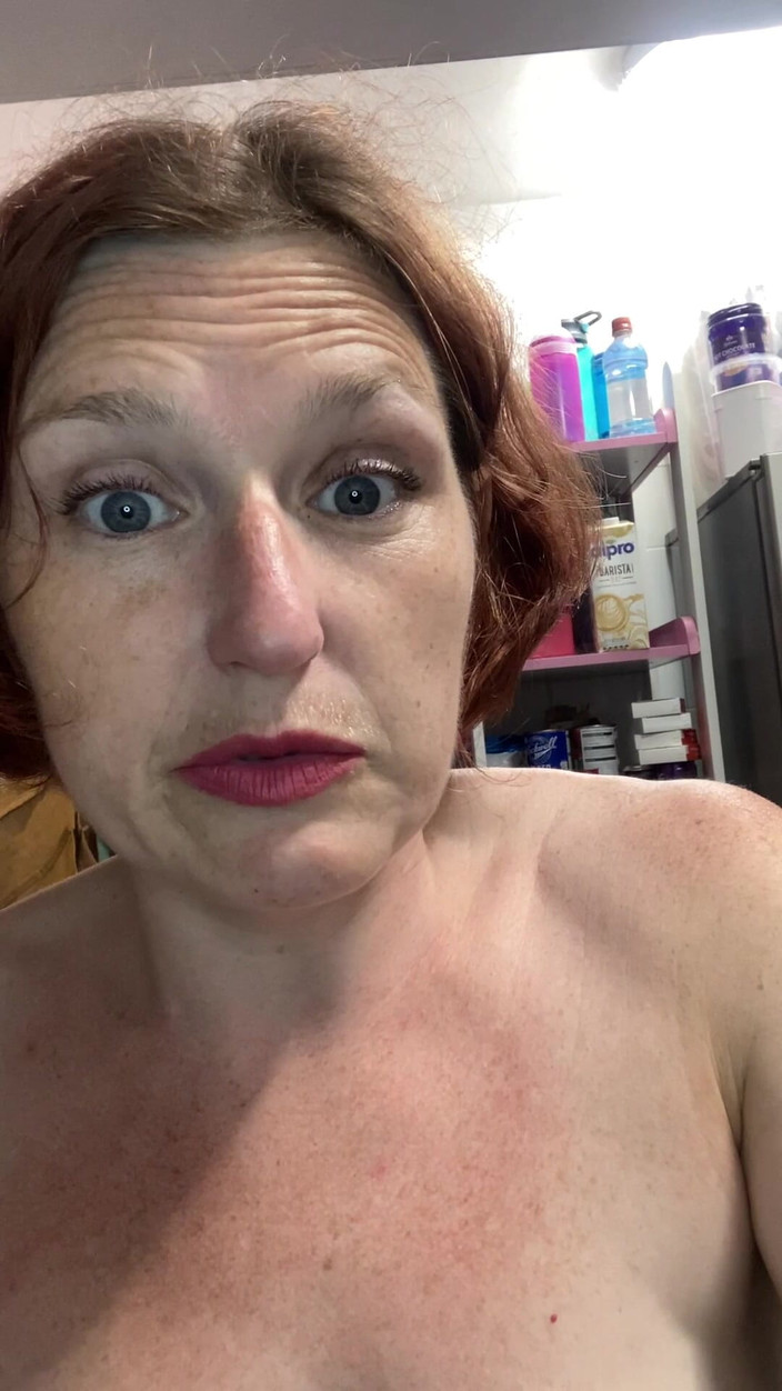 MistressWriggler: ソーセージとサイダーの祭りから戻った後に立ち上がる小便に裸になる