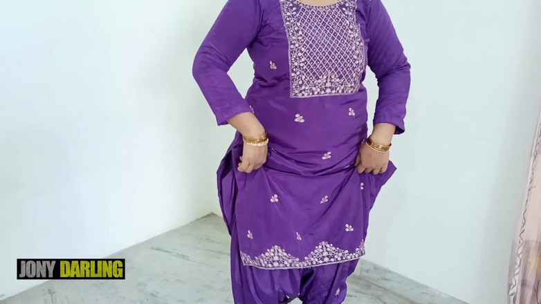 Jony Darling: La matrigna nuda indossa un abito punjabi e balla sulla...