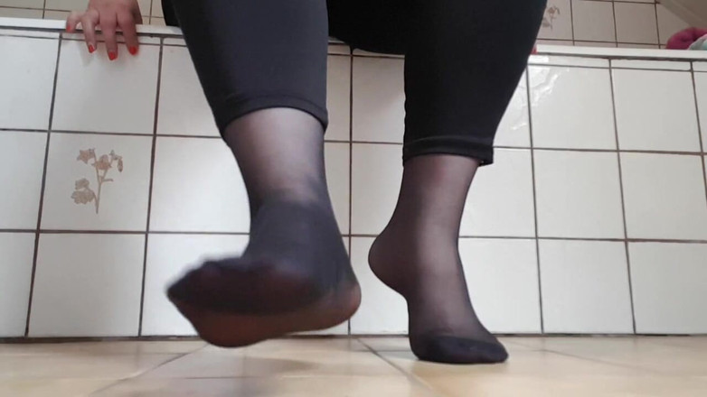 Dirty Jade: Erotika nohou s černými silonkami a podpatky