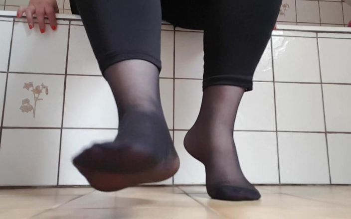 Dirty Jade: Fußerotik mit schwarzen nylons und high heels