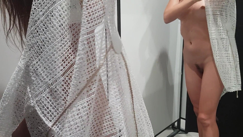SweetButtocks: Estou me masturbando no vestiário da loja.