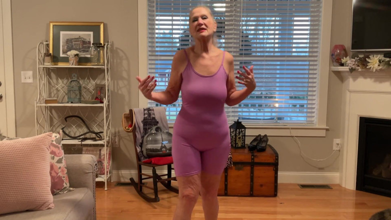 Danielle Dubonnet: Dani D, modèle GILF nue, essaye (body moulant violet, body à imprimé...