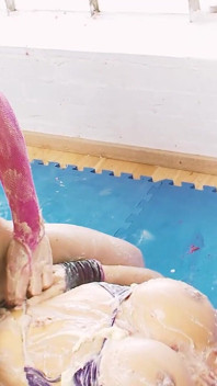 Lesbianas manchadas en 1_two escena de rubia lesbianas milfs en bikini cubierto de crema batida tienen sexo
