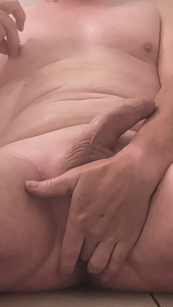 NikkiGee: A Quick Finger and Wank in the Shower!