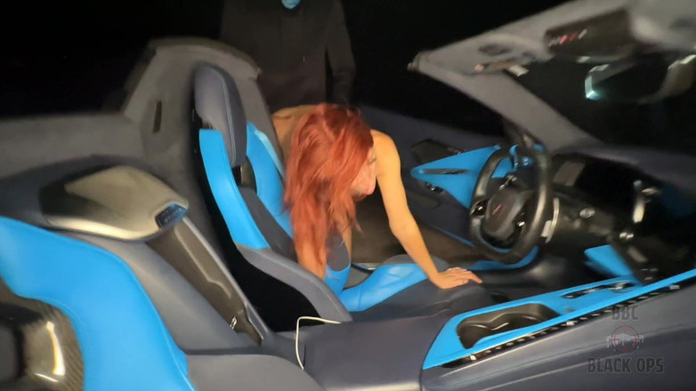 Elise London: Grote zwarte lul openbaar zuigen en neuken in zijn auto!