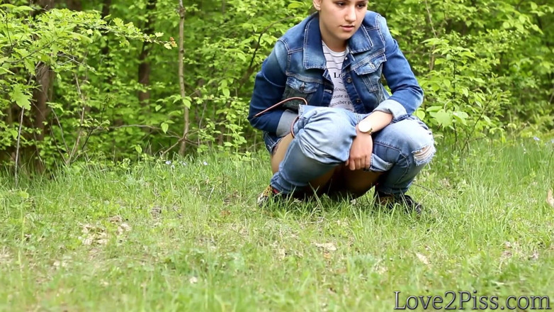 Love 2 Piss: All natural - Ingrid peshaab kar rahi hai aur patti se...