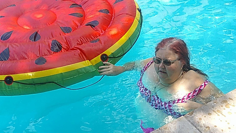 BBW nurse Vicki adventures with friends: BBW看護師ヴィッキーが巨大なスイカに浮かんでいる短い動画