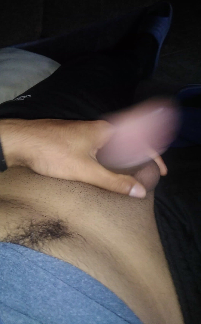 AlexAlejandro13: Mi sveglio mezzo assonnato mentre mi masturbo