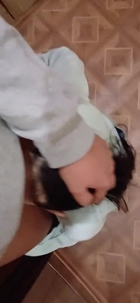 Během minuty jsem se jí vystříkal do pusy, protože moje nevlastní matka už začala otevírat přední dveře