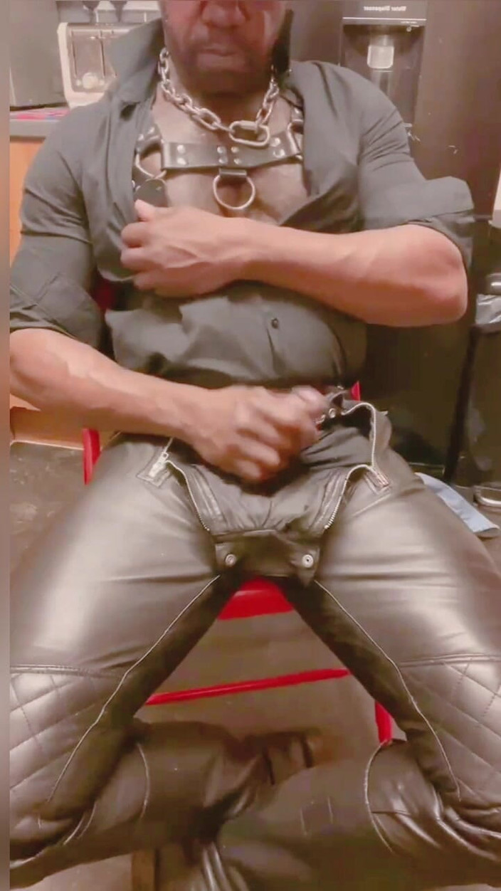 Black mature kinky muscle: Skórzany mięsień ojczym Solo Titplay