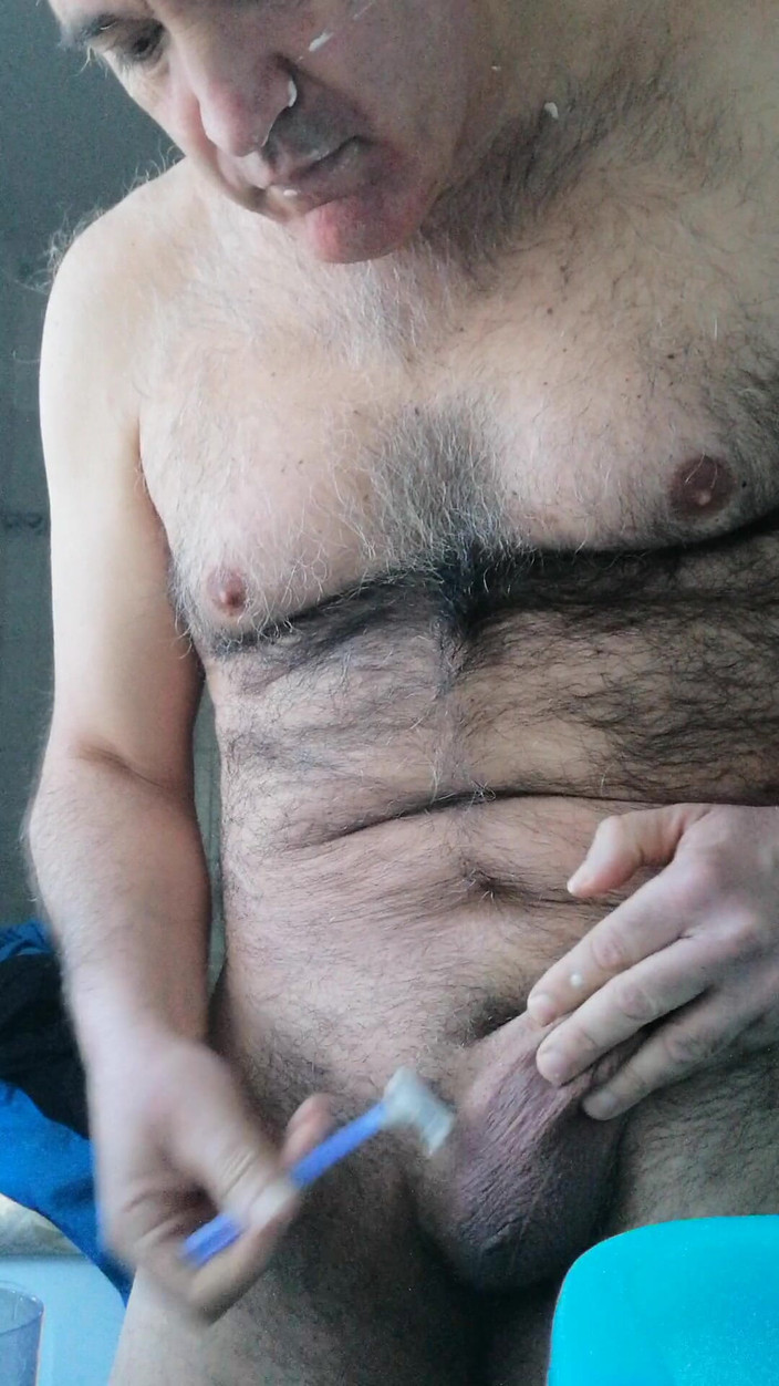 Setesesso7: Ich bin im Badezimmer, rasiere und wichse meinen schwanz.