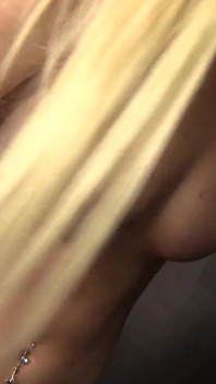 Hete blonde Sami krijgt haar mond bezet door een enorme lul te zuigen