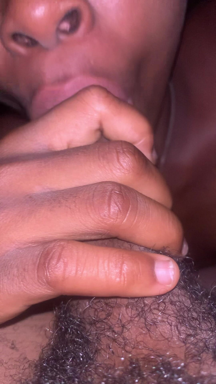 DivaHouz: セクシーなピンクの照明の中で、Horny Ebony Teenによるクローズアップでつま先を締める