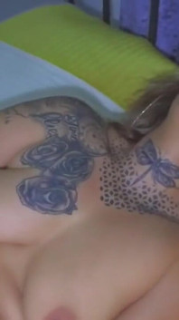 Genç orta yaşlı seksi kadından büyük fışkırtma orgazmı