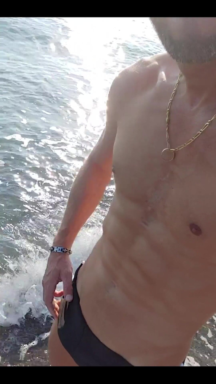 Boy jerking off: Ochtendwandeling op het strand