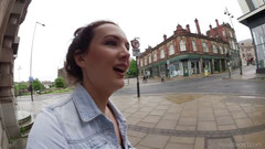 Faye Taylor: Köşeyi dönünce açık bacak işiyor